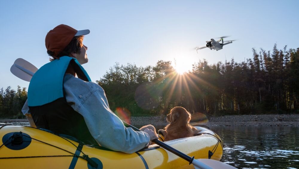 Dron DJI Mini 3 bateria lot sterowanie akrobacje czas lotu zasięg funkcje lądowanie kamera rozdzielczość filmy zdjęcia nagrywanie jakość ładowanie aplikacja przesył pilot śmigła stabilizacja fotografia waga wymiary konstrukcja obudowa korpus ramiona silnik