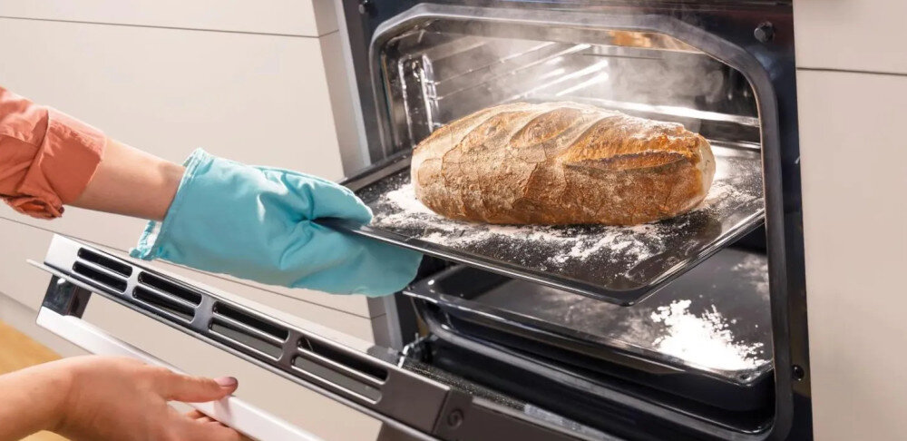 KUCHNIA GORENJE GECS6C70XC wizualizacja chleb pieczywo blacha otwarte drzwiczki dłoń w rękawicy kuchennej pieczenie z parą chleb chrupiąca skórka wilgotność powietrza program ExtraSteam łatwe pieczenie domowy wypieki