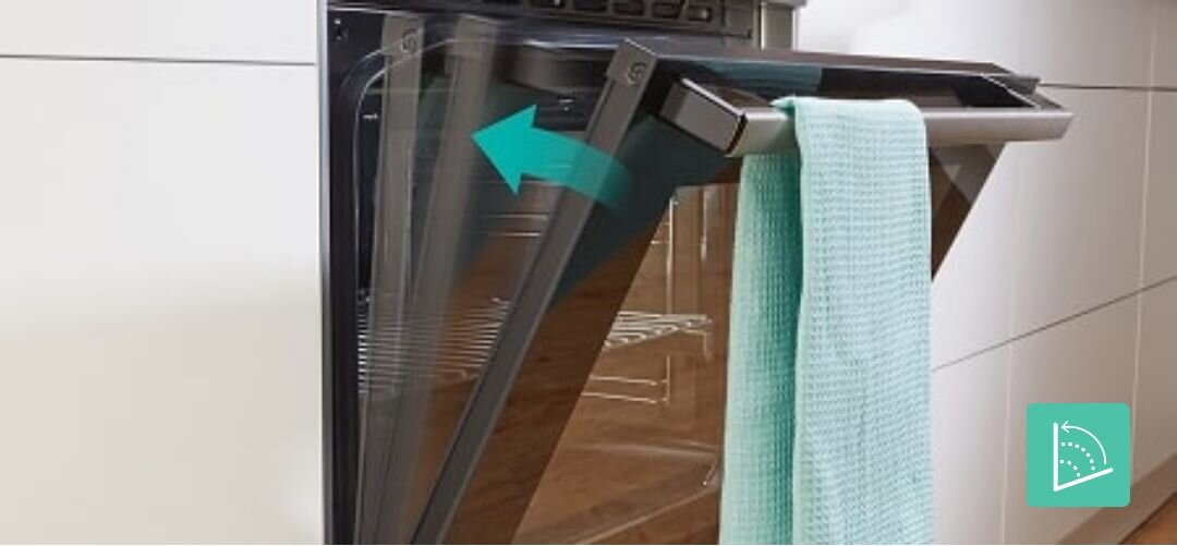 KUCHNIA GORENJE GECS6C70XC Drzwi piekarnika uchylone pod różnym kątem z naniesioną strzałką pokazującą płynny ruch domykania, na uchwycie wisi miękki turkusowy ręcznik kuchenny