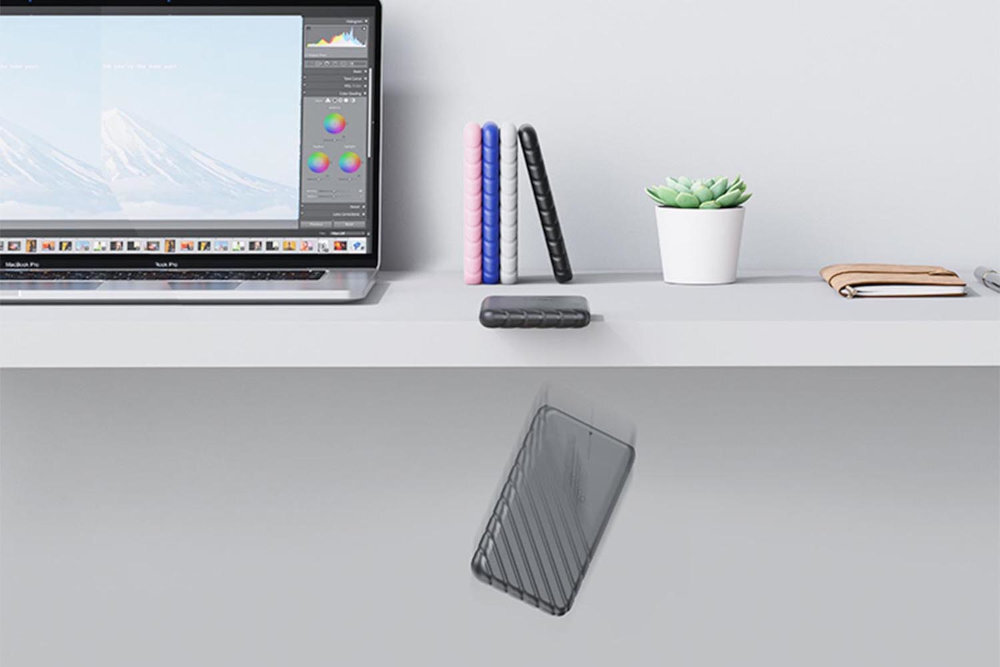 ORICO 25PW1 tworzywa ABS wstrząsami lub skutkami upadku szybkość transferu plików dyskiem a komputerem telewizorem konsolą port USB-C przewód o długości 50 cm USB-C do USB-A interfejs USB 3.1 transfer o prędkości do 5 Gb/s - obudowa leżąca na biurku i spadająca z niego