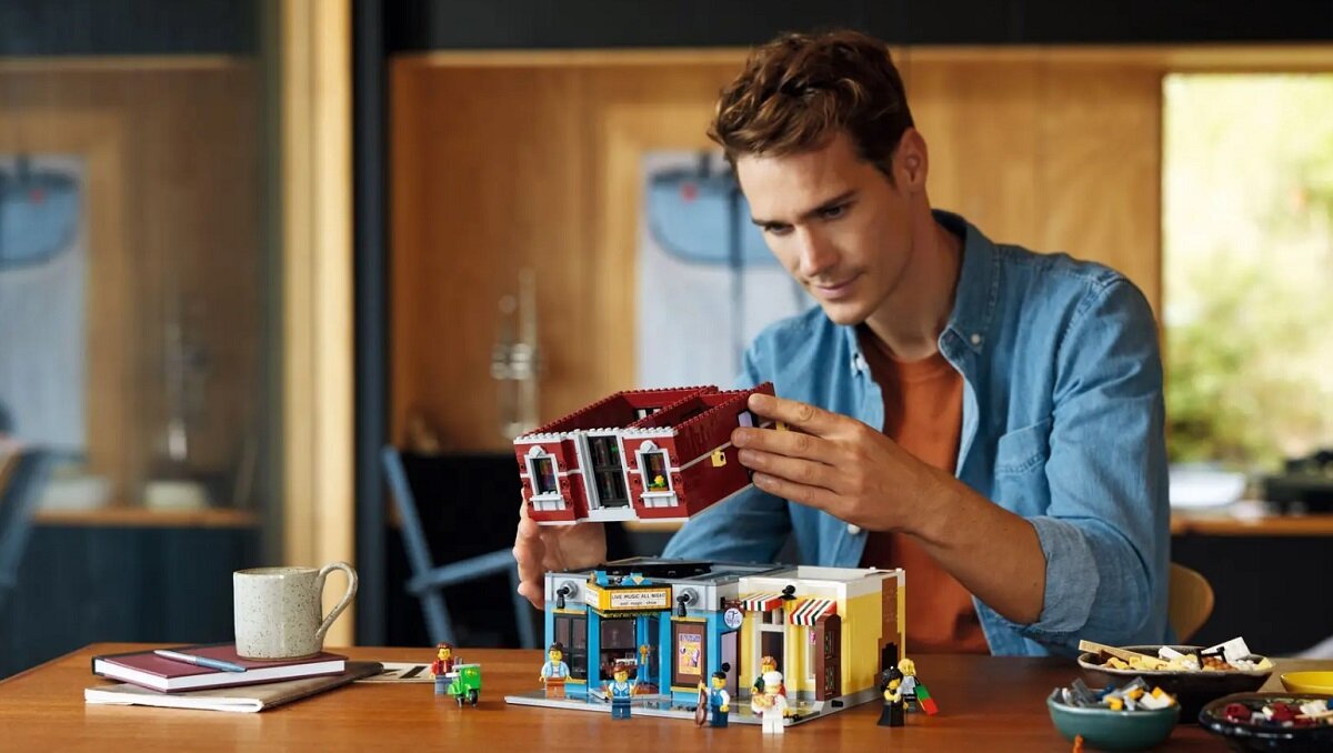 LEGO ICONS Klub jazzowy 10312 dziecko kreatywność zabawa nauka rozwój klocki figurki minifigurki jakość tradycja konstrukcja nauka wyobraźnia role jakość bezpieczeństwo wyobraźnia budowanie pasja hobby funkcje instrukcja aplikacja LEGO Builder