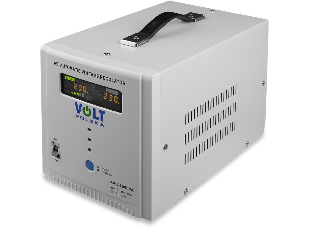 Stabilizator napięcia VOLT AVR Biała metalowa obudowa urządzenia stojąca pod kątem, wyposażona w czarny uchwyt na górze i otwory wentylacyjne na boku. Na froncie widoczny jest włącznik, wyświetlacz cyfrowy z parametrami pracy, diody sygnalizacyjne oraz przycisk sterujący pod logo producenta