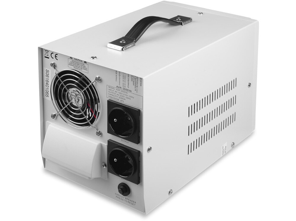 Stabilizator napięcia VOLT AVR Tylny panel urządzenia z czarnym wentylatorem za metalową osłoną oraz dwoma gniazdami wyjściowymi po prawej stronie. Na dole znajduje się biała pokrywa złącz i przycisk resetowania bezpiecznika, a w górnym rogu umieszczono etykietę z parametrami zasilania