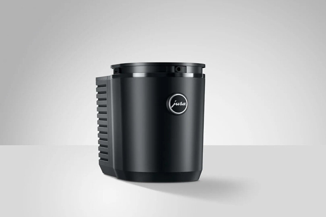 Chłodziarka do mleka JURA Cool Control (EB) Czarny 1000 ml do zastosowania z ekspresami spieniającymi mleko poprzez rurkę zdjęcie lifestyle Mleko zawsze schłodzone