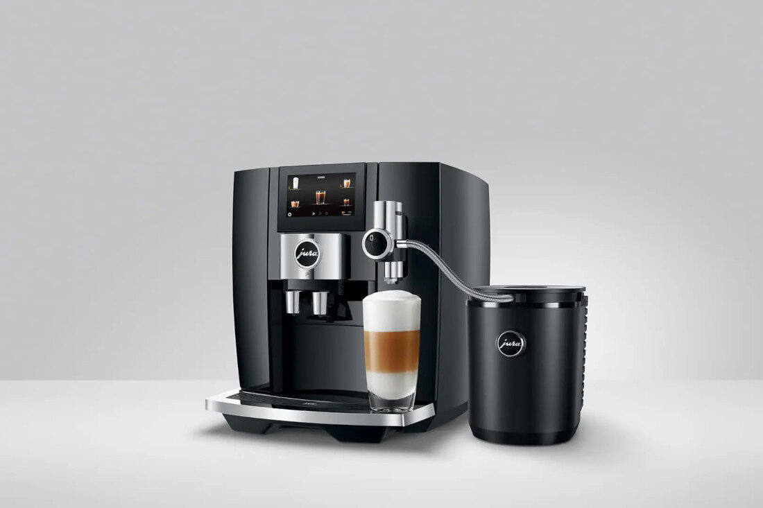 Chłodziarka do mleka JURA Cool Control (EB) Czarny 1000 ml do zastosowania z ekspresami spieniającymi mleko poprzez rurkę zdjęcie lifestyle Łączność z ekspresem Wbudowana waga