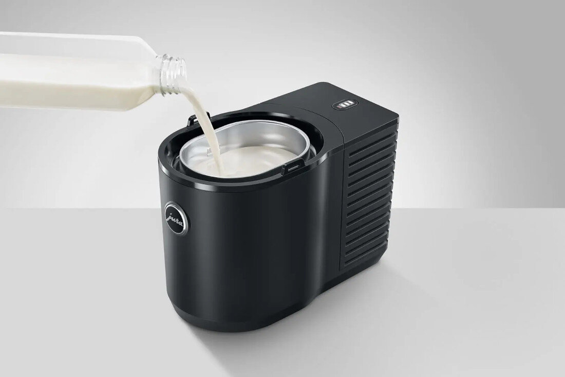 Chłodziarka do mleka JURA Cool Control (EB) Czarny 1000 ml do zastosowania z ekspresami spieniającymi mleko poprzez rurkę zdjęcie lifestyle Pojemnik 1,1 litra