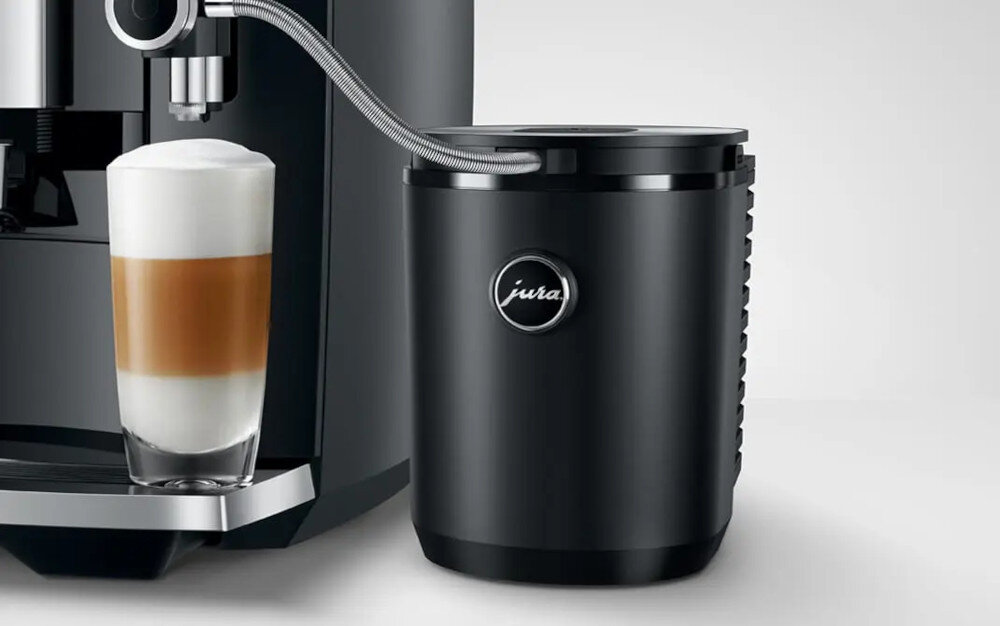 Chłodziarka do mleka JURA Cool Control (EB) Czarny 1000 ml do zastosowania z ekspresami spieniającymi mleko poprzez rurkę zdjęcie lifestyle Mobilna konstrukcja czyszczenie waga wymiary