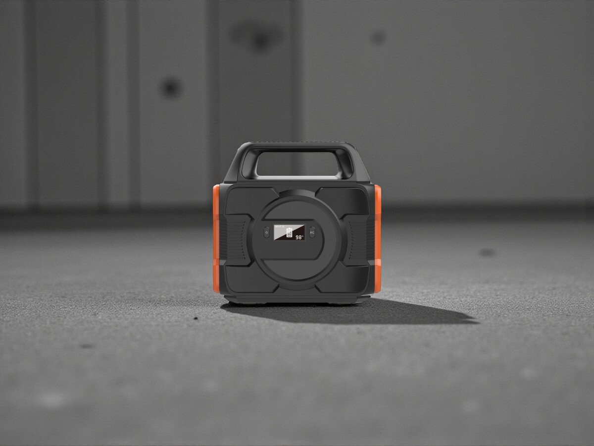 Stacja zasilania POWERNEED CPS300 288 Wh Bank energii, latarka LED, 1000 lm, tryby, biwak, Powerbank na szarej powierzchni w industrialnym wnętrzu, ujęcie od przodu, wyświetlacz LCD.