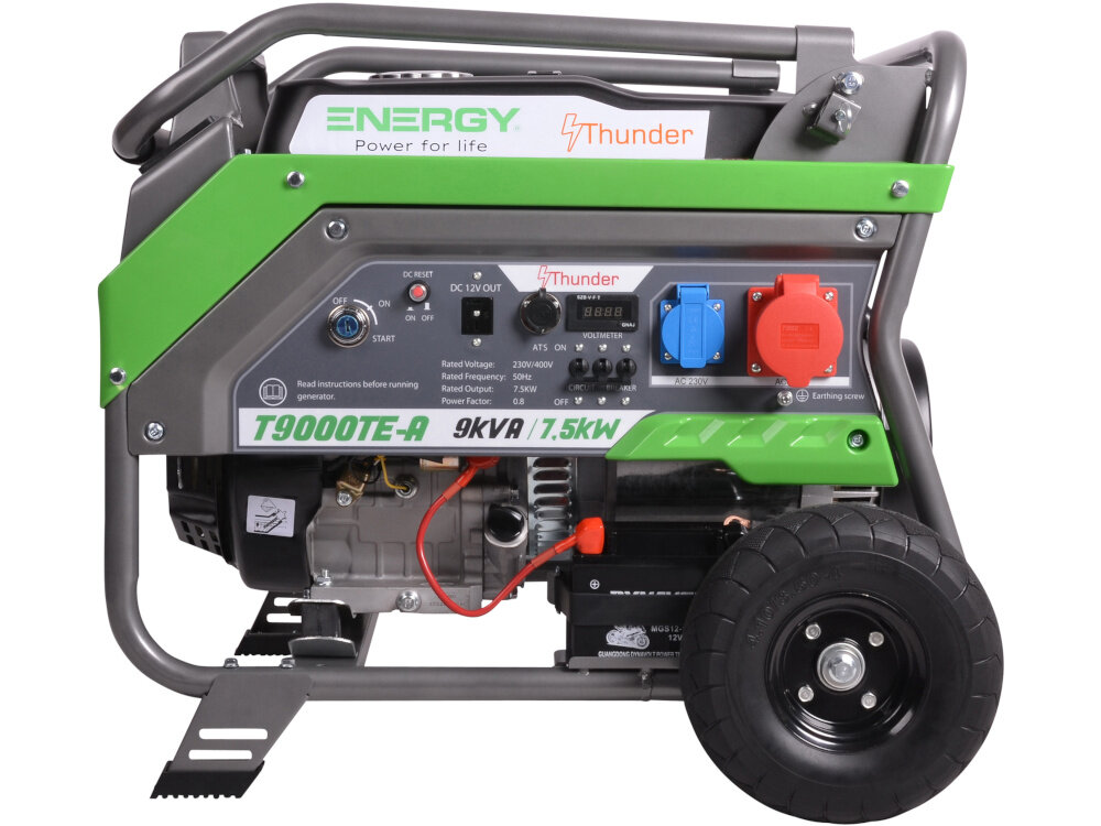 Agregat prądotwórczy ENERGY T9000TE-A EY07000008 urządzenie na białym tle widoczne z boku obok przekaźnik startowy niezależne źródło energii duża moc stabilna praca zasilanie różnorodnych urządzeń elektrycznych
