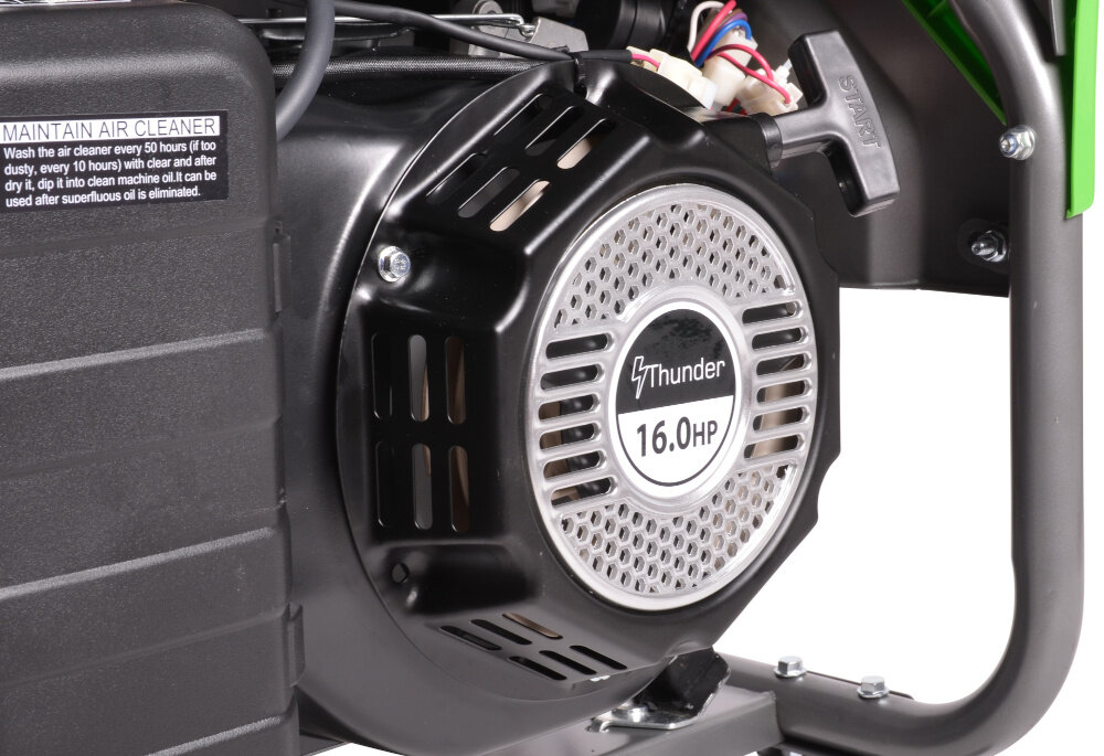 Agregat prądotwórczy ENERGY T9000TE-A EY07000008 zbliżenie na silnik moc ciągła 7200 W silnik o mocy 7,5 kW płynna efektywna praca synchroniczna prądnica stabilizacja napięcia urządzenia chronione przed wahaniami prądu bezpieczne użytkowanie