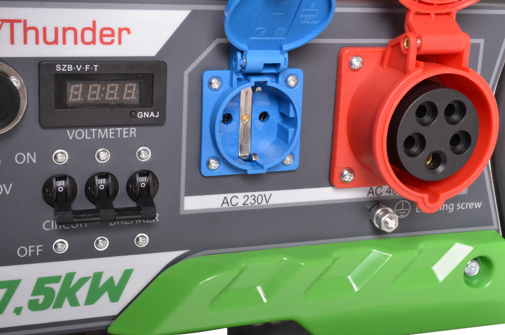 Agregat prądotwórczy ENERGY T9000TE-A EY07000008 zbliżenie na wejścia obsługa napiecia 230 V i 400 V szerokie możliwości zastosowania stabilne działanie pełna wydajność elastyczne źródło zasilania