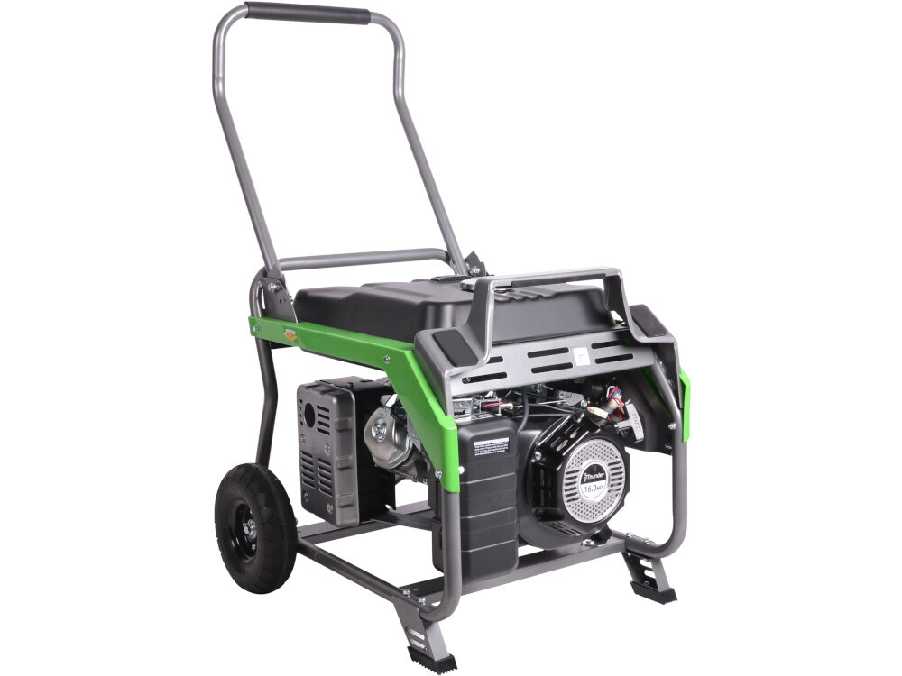 Agregat prądotwórczy ENERGY T9000TE-A EY07000008 urządzenie na białym tle widoczne pod skosem z wyciągniętym uchwytem elektryczny i ręczny system rozruchu uruchamianie za pomocą kluczyka lub linki startowej czterosuwowy silnik benzynowy o pojemności 460 cm³