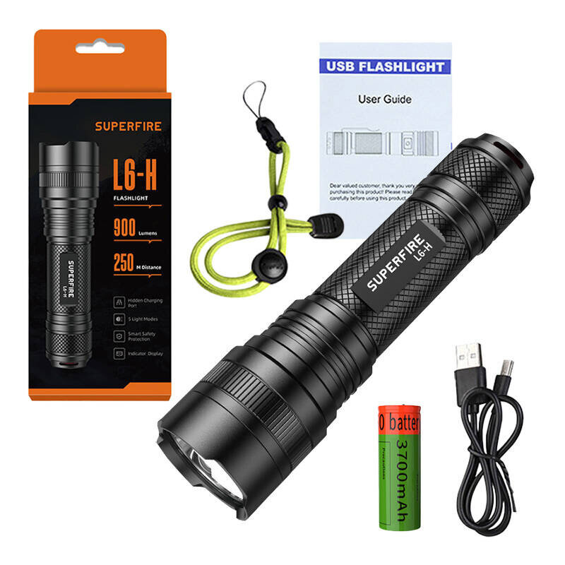 Na obrazie znajduje się latarka Superfire L6-H z czarnym korpusem, obok której leży zielony pasek, bateria 3700mAh, kabel USB oraz instrukcja obsługi. Opakowanie produktu informuje o mocy 900 lumenów i zasięgu 250 metrów.