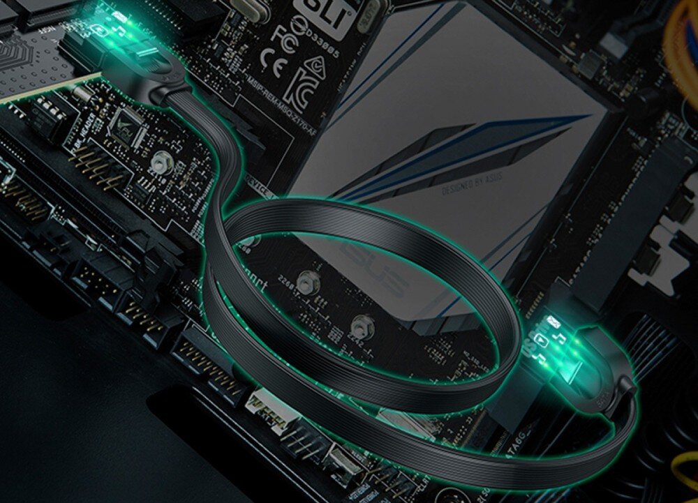 Karta rozszerzeń UGREEN CM302 Wnętrze komputera z widoczną płytą główną, do której podłączony jest czarny, zwinięty kabel SATA z zielonym podświetleniem na wtyczkach