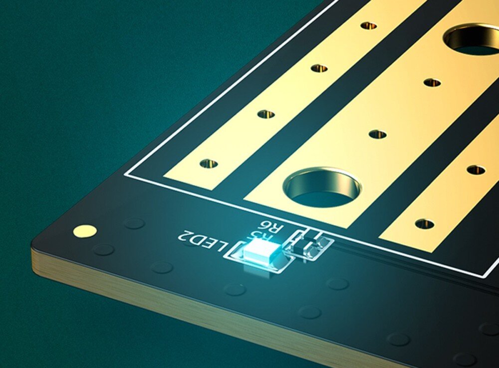 Karta rozszerzeń UGREEN CM302 Zbliżenie na fragment czarnego laminatu karty z widoczną świecącą na jasnoniebiesko diodą LED opisaną jako 'LED2' oraz złotymi polami montażowymi