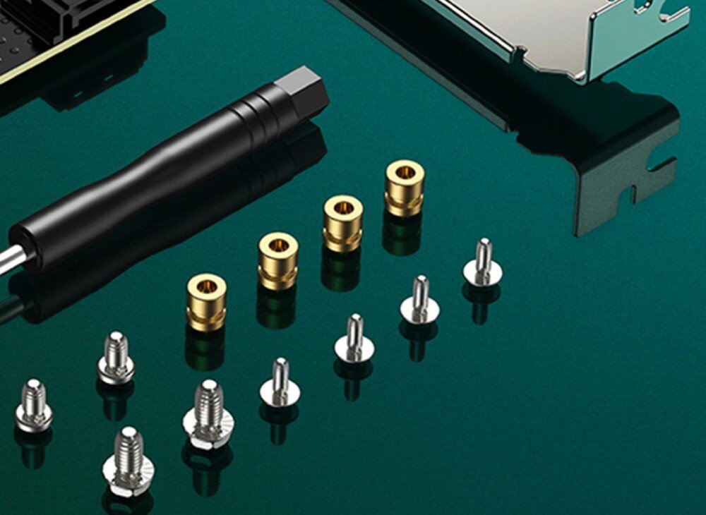 Karta rozszerzeń UGREEN CM302 Zestaw akcesoriów montażowych na zielonym tle, zawierający czarny śrubokręt, złote tulejki dystansowe, srebrne śrubki oraz metalowy element obudowy