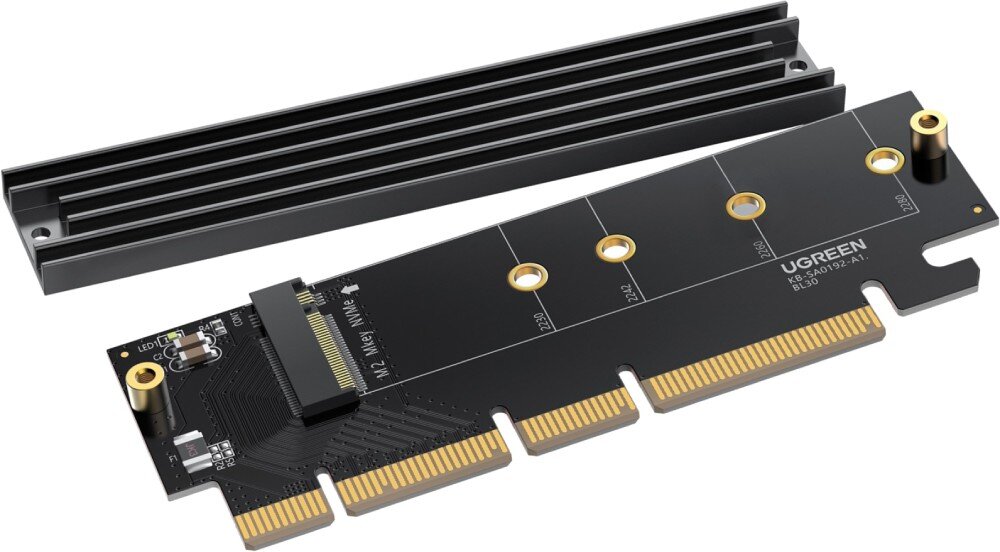 Karta rozszerzeń UGREEN CM465 Karta rozszerzeń PCIe na czarnym laminacie z gniazdem M.2 oraz leżący obok podłużny, żebrowany radiator w kolorze czarnym