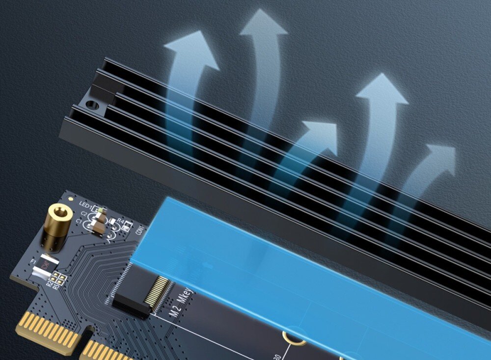 Karta rozszerzeń UGREEN CM465 Ilustracja przedstawiająca odprowadzanie ciepła, gdzie nad kartą z nałożoną niebieską podkładką termiczną unosi się czarny radiator, a z jego żeberek wychodzą jasnoniebieskie strzałki skierowane w górę