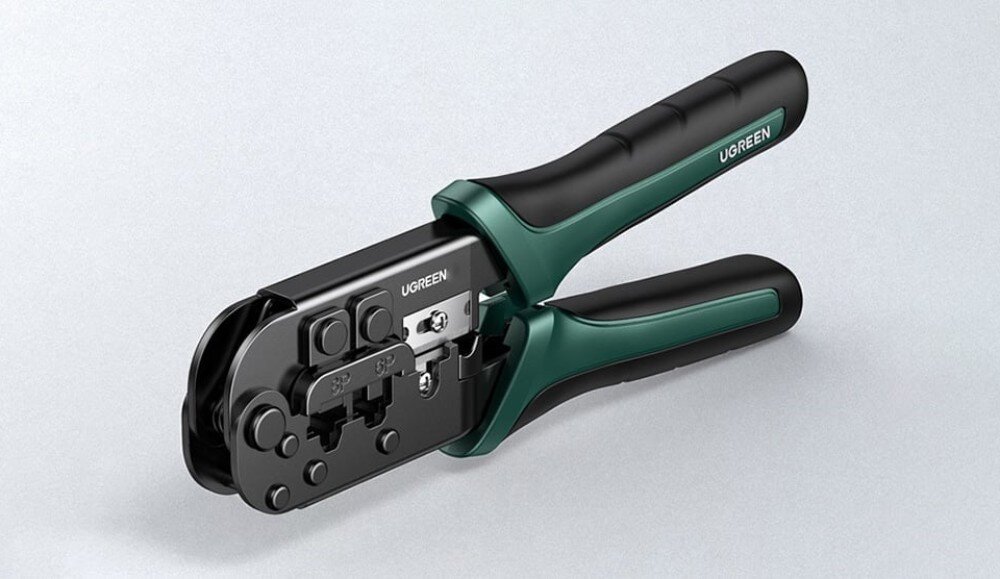 Zaciskarka UGREEN NW136 Narzędzie do zaciskania kabli o czarno-zielonej rękojeści z widocznymi otworami na wtyki oraz ostrzami do cięcia i zdejmowania izolacji
