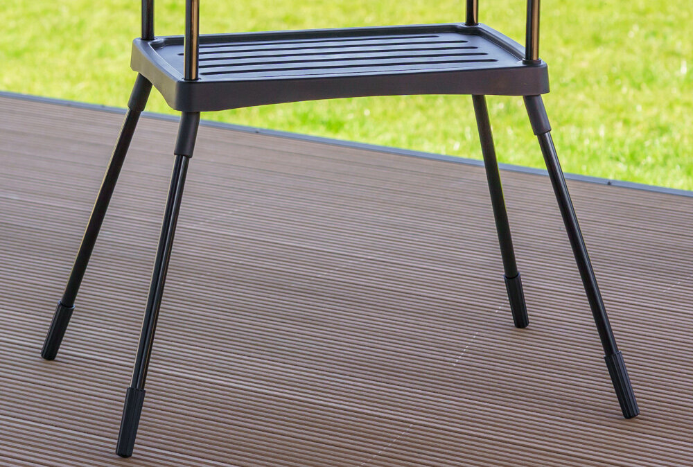 Grill elektryczny MIRPOL MIR-E003 podstawa na czterech nogach stabilnie utrzymuje całą konstrukcję półka na dole konstrukcji