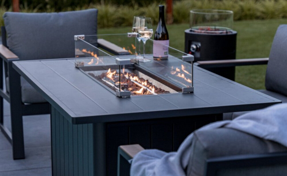 Zestaw mebli ogrodowych MIRPOL Grasse z paleniskiem Szary palenisko gazowe w blacie stołu butla gazowa zamykana szafka osłona ze szkła