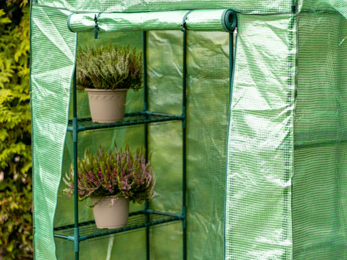 Szklarnia MIRPOL 140 x 200 x 70 cm Zielony, przestrzeń, półki, ergonomia, kształt, w tle ogród, na półkach szklarni postawione kwiaty