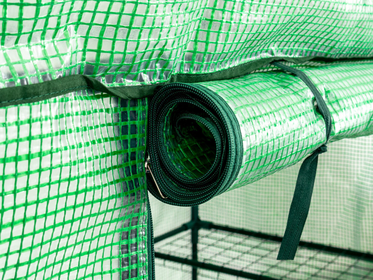 Szklarnia MIRPOL 140 x 200 x 70 cm Zielony, zwijanie, drzwi, rzepy, pasek, regulacja, zbliżenie na zrolowane drzwi szklarni