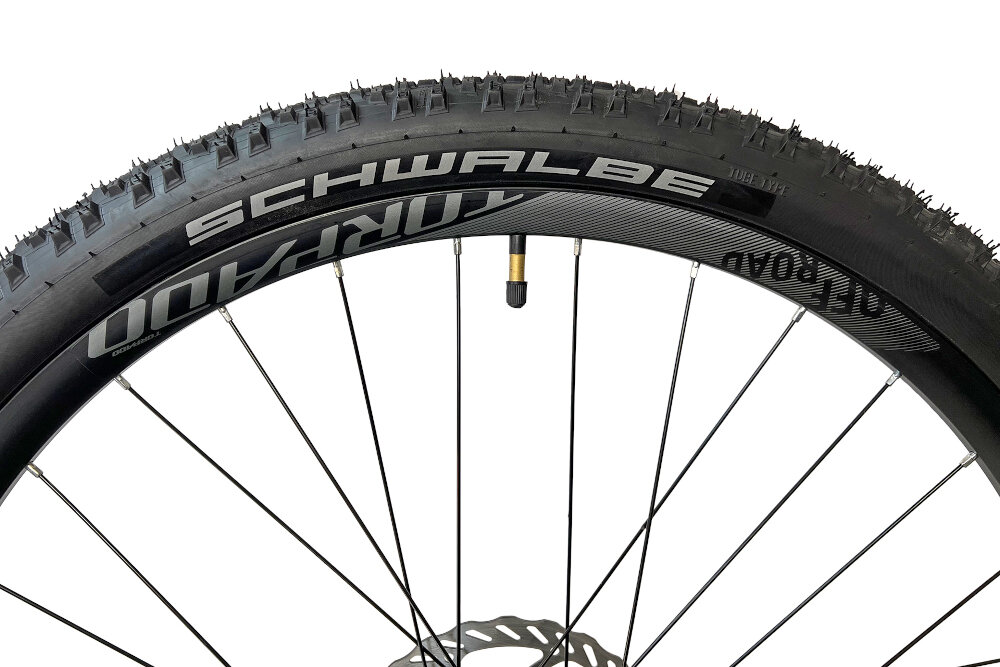 Rower górski MTB TORPADO Storm X6 M23 29 cali męski Czarno-zielony koła rozmiar 27,5 cala łatwij pokonać różne przeszkody większy kontakt koła z podłożem szerokie opony marki SCHWALBE z głębokim bieżnikiem regularne sprawdzanie ciśnienia powietrza wartość na bocznej części opony