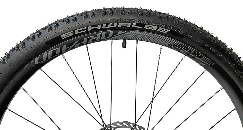 Rower górski MTB TORPADO Storm X8 M23 29 cali męski Czarno-czerwony koła duże  29-calowe łatwiej pokonać różne przeszkody większy kontakt koła z podłożem szerokie opony marki SCHWALBE z głębokim bieżnikiem regularne sprawdzanie ciśnienia powietrza wartość na bocznej części opony