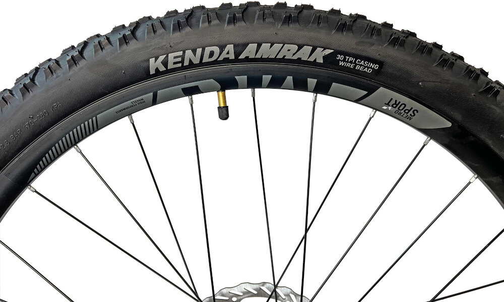 Rower górski MTB TORPADO Devon 1.9 M22 29 cali męski Czarno-żółty koła rozmiar 27,5 cala łatwij pokonać różne przeszkody większy kontakt koła z podłożem szerokie opony marki KENDA z głębokim bieżnikiem regularne sprawdzanie ciśnienia powietrza wartość na bocznej części opony