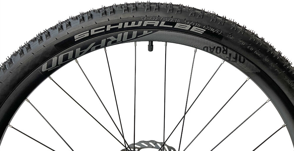 Rower górski MTB TORPADO Storm X9 M21 29 cali Męski Czarno-niebieski koła 29-calowe łatwiej pokonać różne przeszkody większy kontakt koła z podłożem szerokie opony z głębokim bieżnikiem regularne sprawdzanie ciśnienia powietrza wartość na bocznej części opony