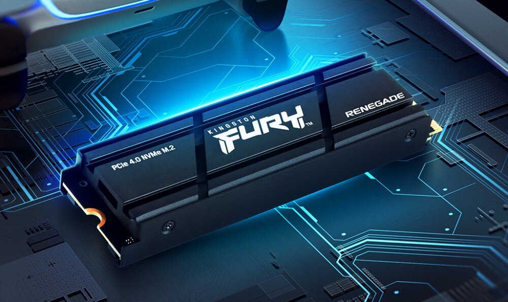 Dysk KINGSTON Fury Renegade Podłużny dysk komputerowy zamontowany na ciemnej płycie głównej z podświetlonymi na jasnoniebiesko ścieżkami elektrycznymi, na obudowie widnieje napis 'FURY', format, wydajność