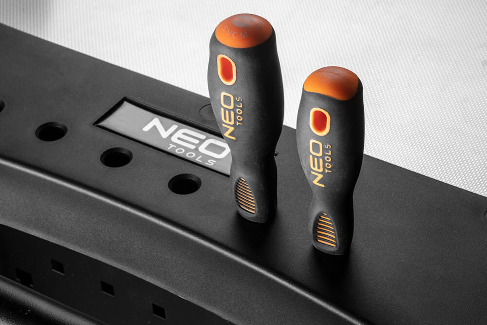 Szafka narzędziowa NEO 84-220 (174 elementy) szeroka gama narzędzi klucze nasadowe wkrętaki szczypce młotki przecinaki klucze oczkowe końcówki wkrętakowe 174 elementy sprostanie wymaganiom profesjonalnych użytkowników dedykowane wkładki łatwa organizacja dopasowane do szuflad