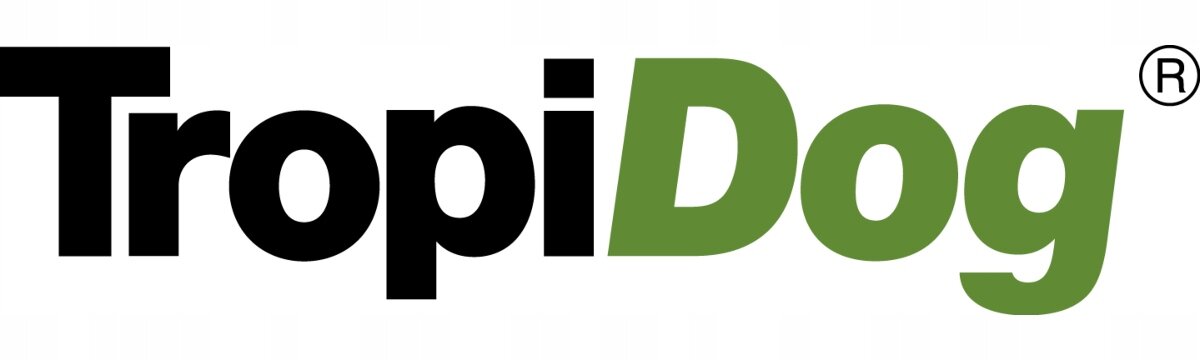 Logo z napisem \'TropiDog\', gdzie \'Tropi\' jest czarne, a \'Dog\' zielone.