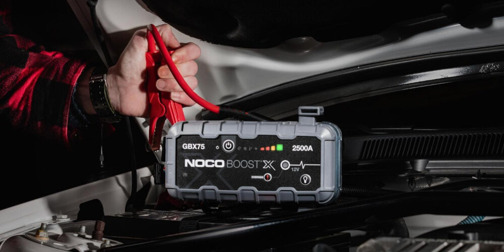 Urządzenie rozruchowe NOCO Boost X GBX75 waga 1710 g lekki latwy do przenoszenia niewielki rozmiar 6,4 x 13,7 x 21,3 cm latwe przechowywanie