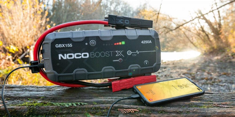 Urządzenie rozruchowe NOCO Boost X GBX155 wielofunkcyjny powerbank porty 1 x USB-A 1 x USB-C wyswietlacz LED