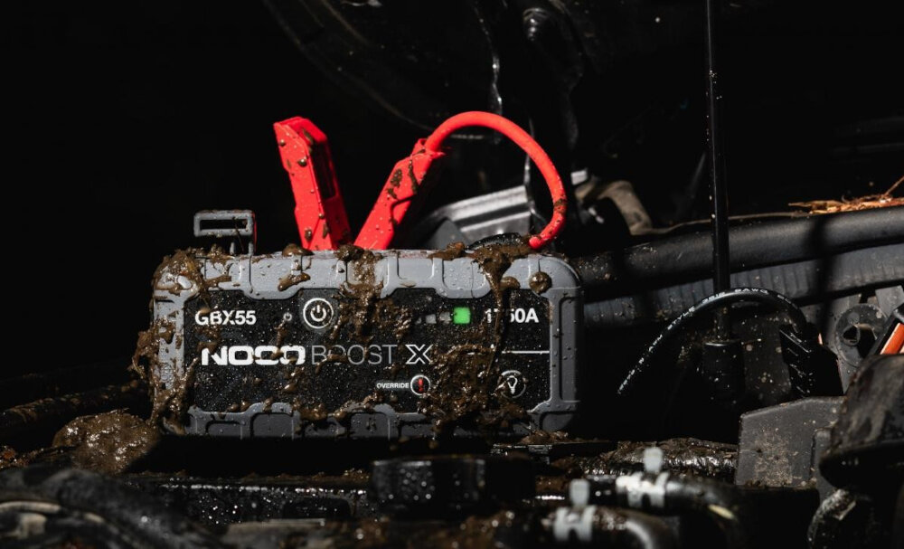 Urządzenie rozruchowe NOCO Boost X GBX55 akumulator pojemnosc 3,8 Ah maksymalne natezenie 1750 A do silnikow benzynowych o pojemnosci 7,5 litrow do silnikow wysokopreznych o pojemnosci 5,0 litrow napiecie 12 V napiecie zasilajace 12 V czas ladowania okolo 1,2 godziny kabel USB-A/USB-C