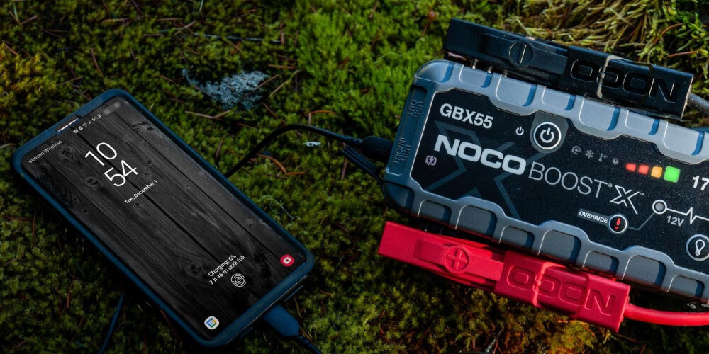 Urządzenie rozruchowe NOCO Boost X GBX55 wielofunkcyjny powerbank porty 1 x USB-A 1 x USB-C wyswietlacz LED informacja i statusie urzadzenia