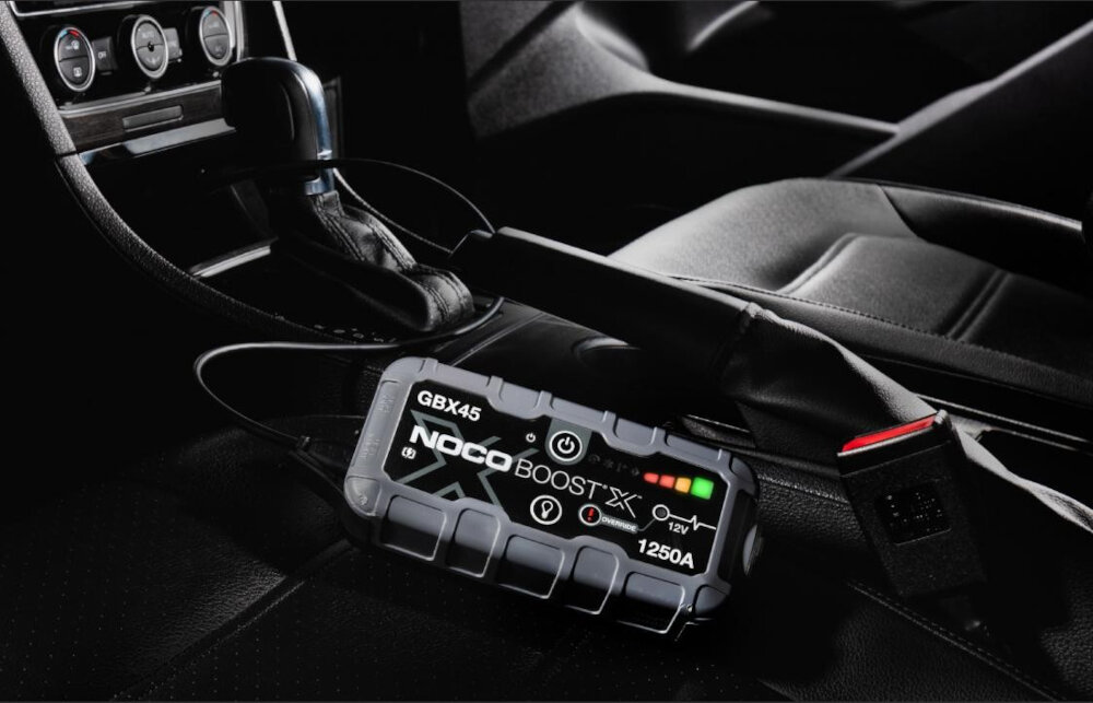 Urządzenie rozruchowe NOCO Boost X GBX45 niezawodne wszechstronne potezne urzadzenie rozruchowe szybki bezpieczny rozruch akumulatora powerbank latarka LED sygnal SOS niewielkiej konstrukcji latwe uzytkowanieszeroka kompatybilnosc bezpieczenstwo spokoj