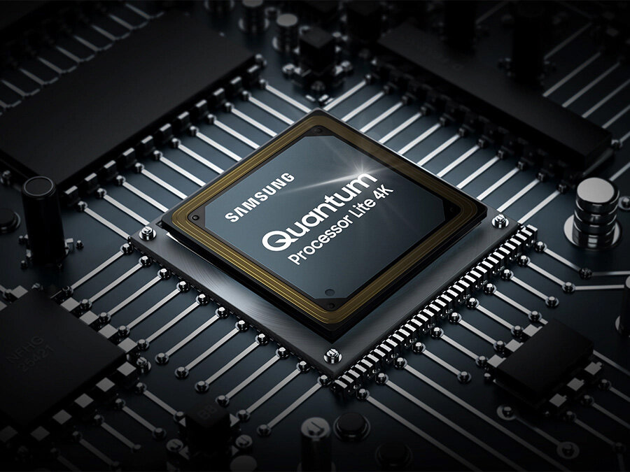 php8bmovh pl-feature-a-smarter--faster-4k-processor-531141579 Chip procesora telewizora QLED. Na jego wierzchu widać logo Samsung oraz logo procesora Quantum Lite 4K. Q60BAUXXH