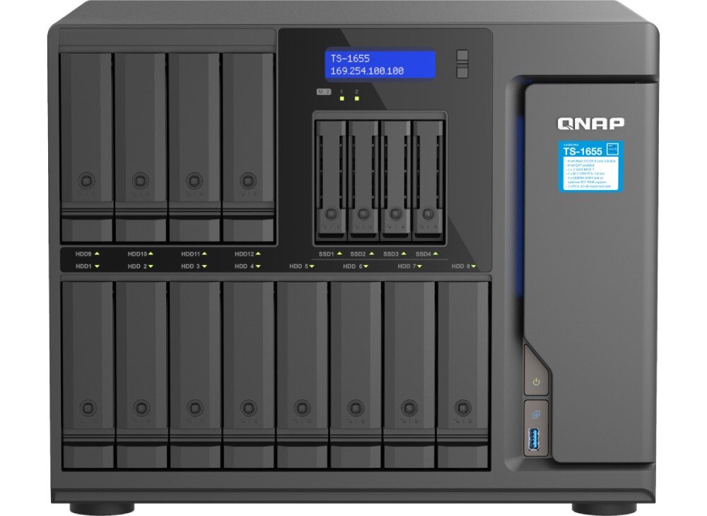 Serwer plików QNAP TS-1655-8G Front czarnej obudowy serwera z szesnastoma zatokami na dyski, czterema mniejszymi zatokami SSD, wyświetlaczem i przyciskiem zasilania, opis