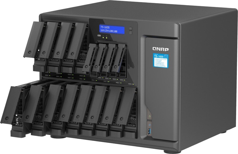 Serwer plików QNAP TS-1655-8G Obudowa serwera z otwartymi kieszeniami na dyski twarde i SSD widoczna z prawej perspektywy, przeznaczenie, kieszenie na dyski