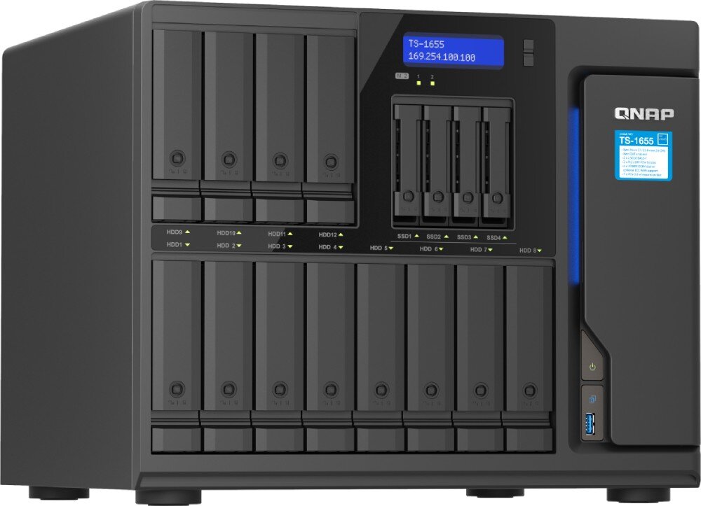 Serwer plików QNAP TS-1655-8G Front serwera w ujęciu z lewej strony z zatokami na dyski, czterema kieszeniami SSD i panelem z wyświetlaczem, procesor, wydajność, pamięć, technologia
