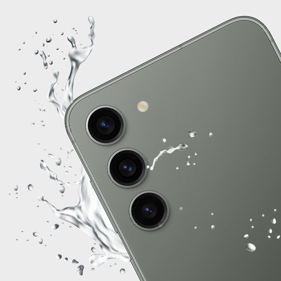 Zbliżenie na Galaxy S23+ i krople wody świadczące, że telefon jest wodoodporny w stopniu IP68 Zbliżenie na Galaxy S23+ i krople wody świadczące, że telefon jest wodoodporny w stopniu IP68