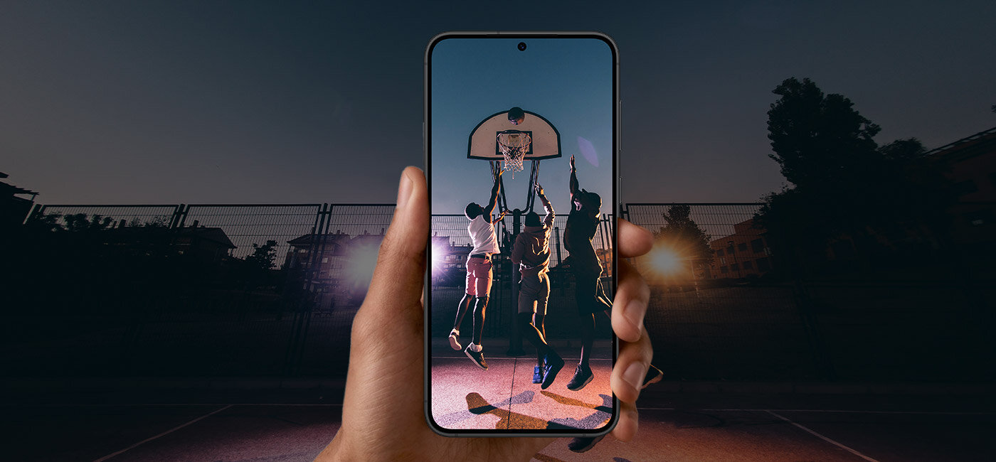 Zdjęcie wykonane po zmroku za pomocą Galaxy S23+, kolory na nim są żywe, a detale dobrze widoczne
