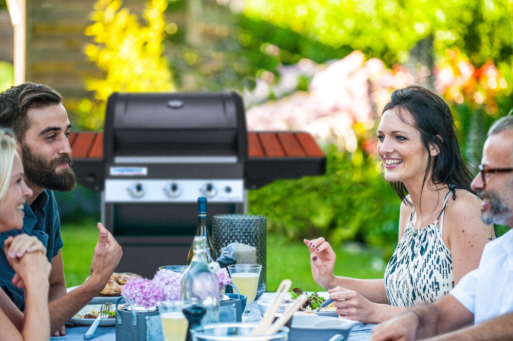 Grill gazowy CAMPINGAZ Classic WLD Seria 3 duża powierzchania grilla 2800 cm2 półki boczne z drewna akacjowego pyszne soczyste dania drewniane wykończenie konstrukcji