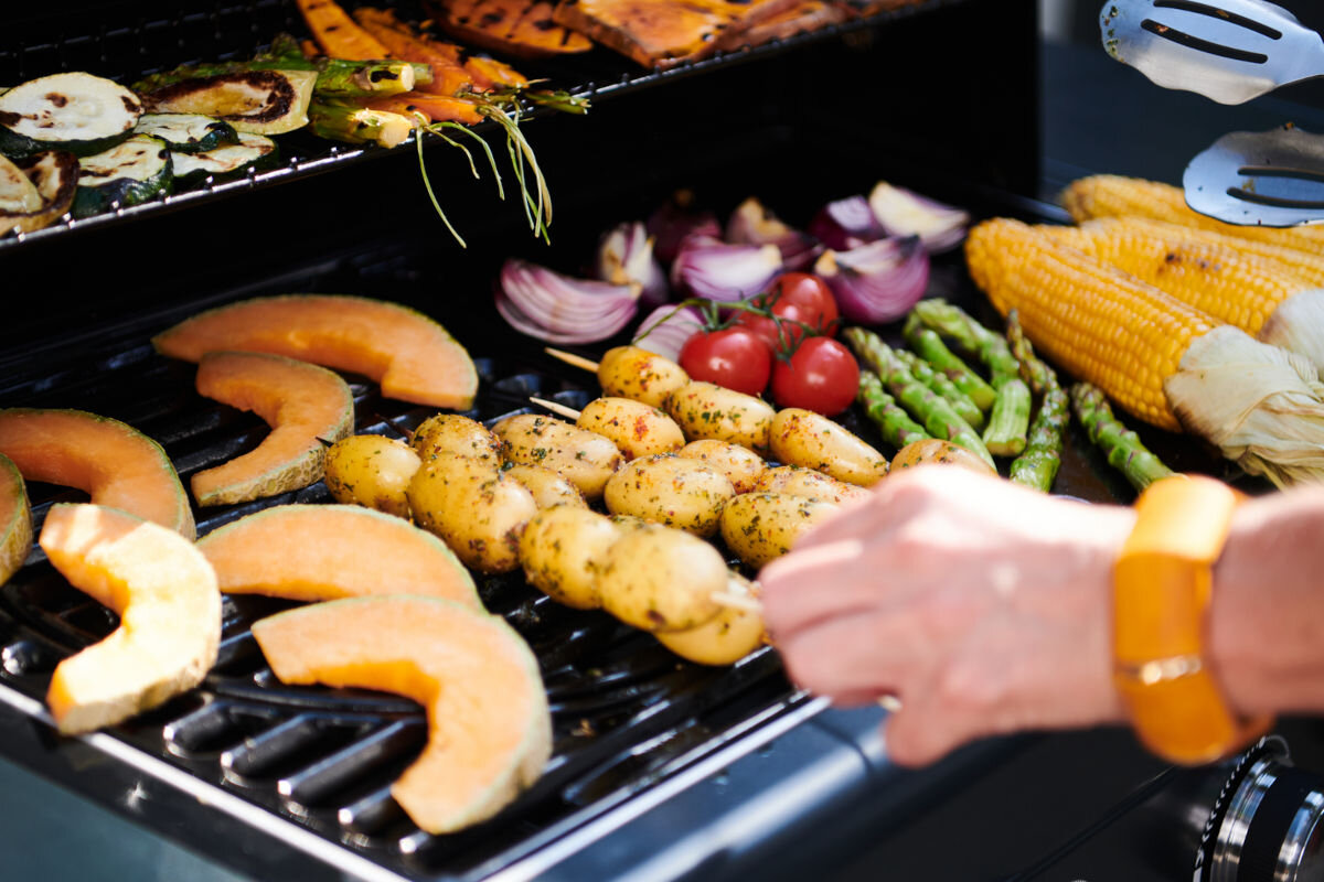 Grill gazowy CAMPINGAZ SELECT LX PLUS Seria 3, wymiary, przestrzeń, jednoczesne, Powierzchnia, zbliżenie na ruszt grilla pełen potraw