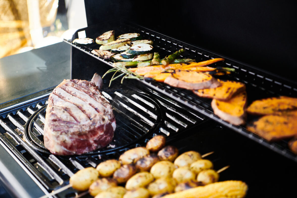 Grill gazowy CAMPINGAZ SELECT LX PLUS Seria 3, kratka, grzewcza, podgrzewanie, pośrednie, zbliżenie na ruszt grilla oraz kratkę grzewczą