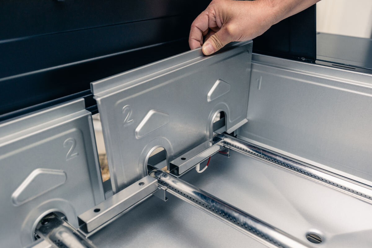 Grill gazowy CAMPINGAZ Select LX PLUS Seria 4 12 kW 46 x 72 cm, nierdzewna, stal, tubowe, palniki, zbliżenie na palniki grilla