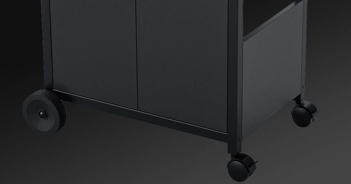 Grill gazowy CAMPINGAZ Select LX PLUS Seria 4 12 kW 46 x 72 cm, stabilna, waga, konstrukcja, koła, transport, na czarnym tle zbliżenie na podstawę grilla w tym kółka transportowe